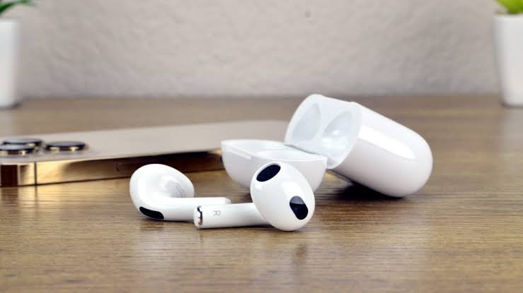 4 Ways to Fix AirPods Won't Connect to iPhone, iPad, or Mac